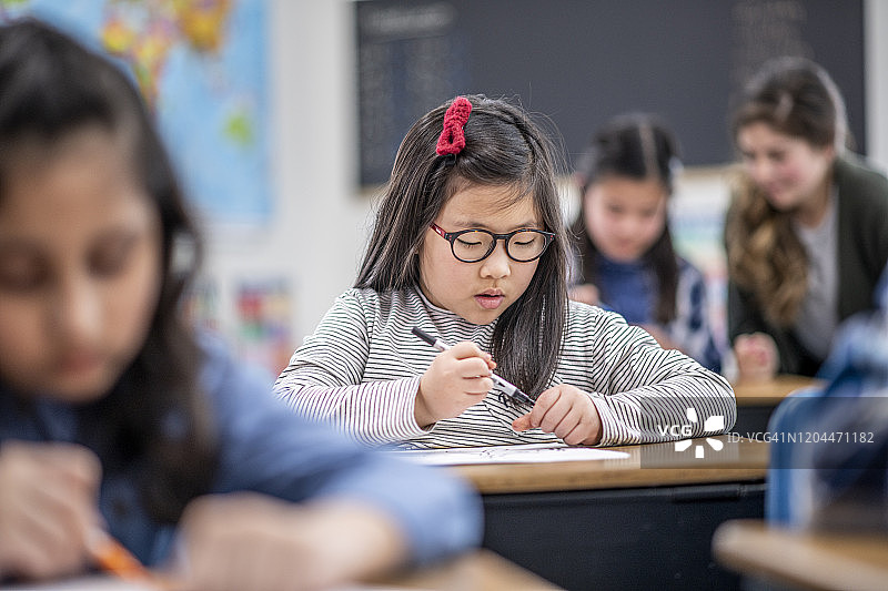 亚洲小学生学习照片图片素材