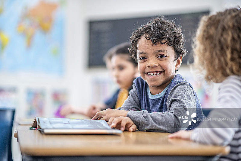 小学生阅读照片图片素材