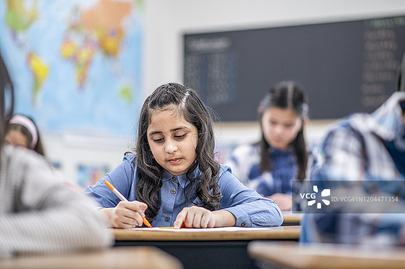 亚洲小学生学习照片图片素材