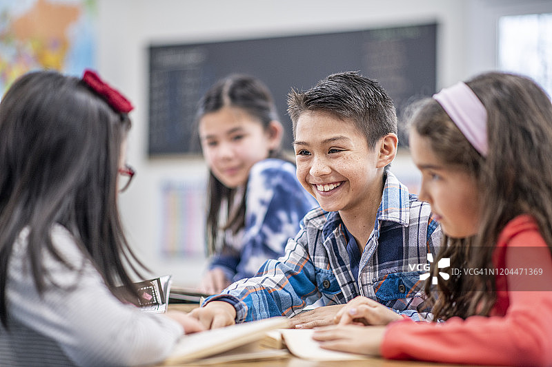 课堂上阅读的小学生图片素材