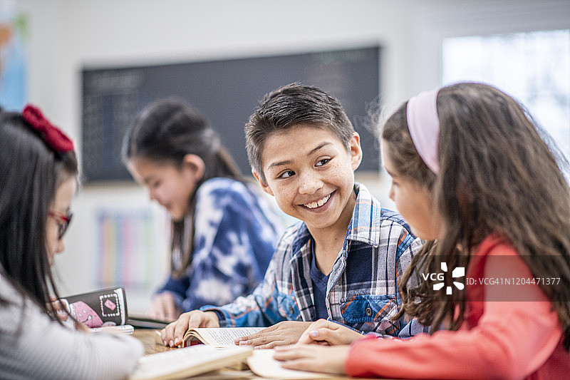 课堂上阅读的小学生图片素材