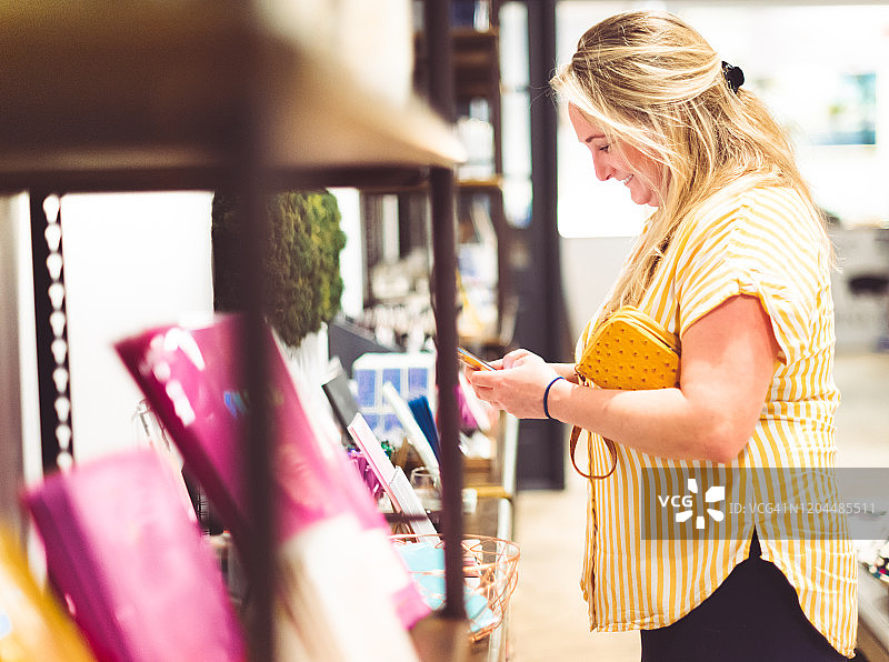 在精品店购物的30多岁金发女人图片素材