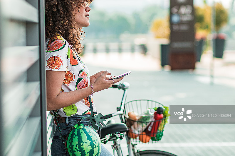 年轻女人享受阳光明媚的一天图片素材