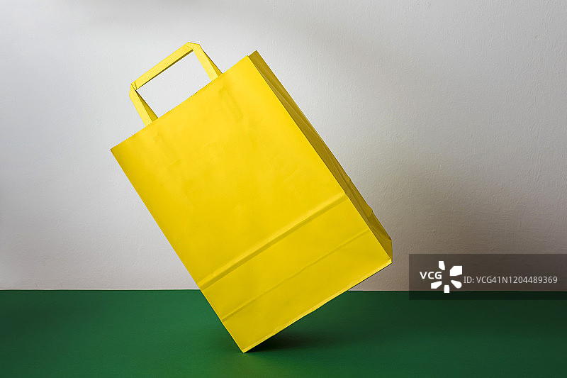 黄色购物袋漂浮图片素材