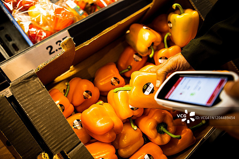 顾客在超市使用条形码扫描器图片素材