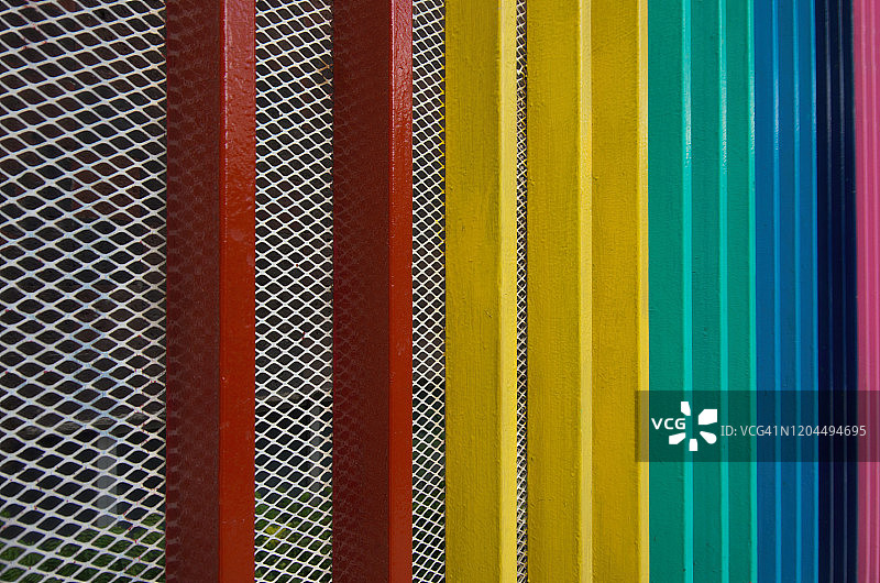 色彩鲜艳的金属安全门图片素材