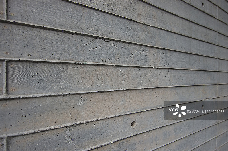带有木纹模板饰面的灰色混凝土墙图片素材