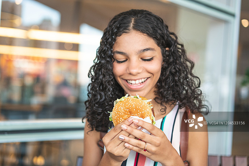 青少年吃汉堡图片素材