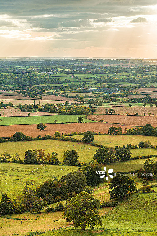 科茨沃尔德地区农田和丘陵的日落图片素材