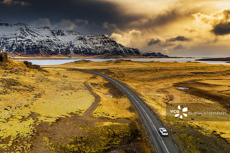 冰岛火山地貌上的美丽公路航拍图片素材