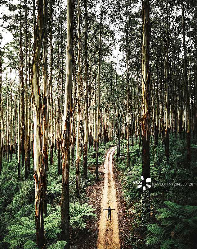 亚拉山脉的男人图片素材