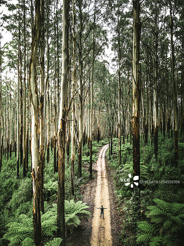 亚拉山脉的男人图片素材