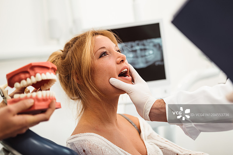 牙医展示种植体图片素材