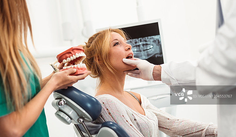 牙医展示种植体图片素材