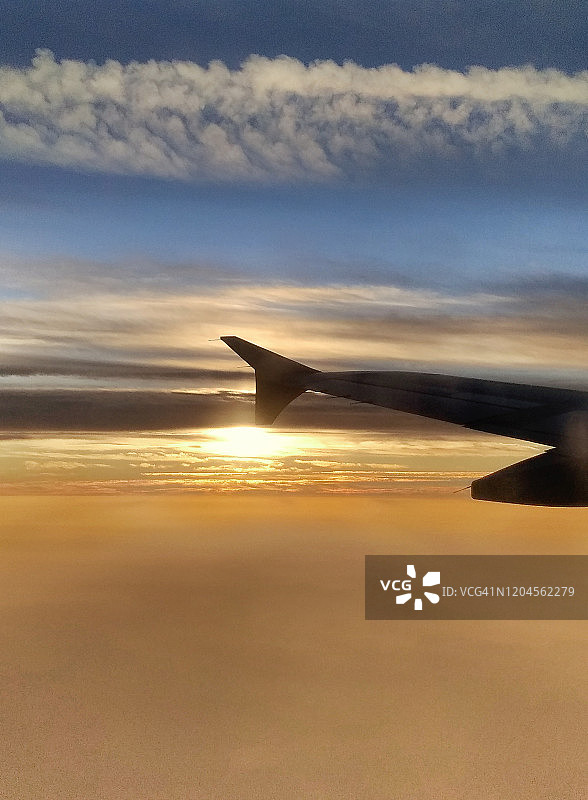 飞机机翼日出图片素材