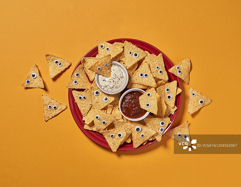 橙色背景上拟人化的玉米饼图片素材