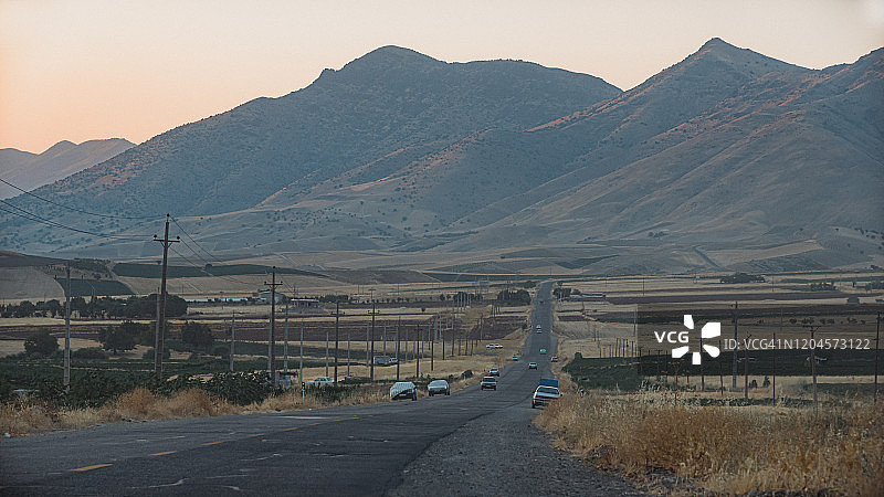 伊朗西部库尔德斯坦省帕朗甘村的黄昏之路图片素材