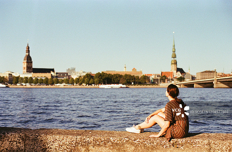 女人正在欣赏里加老城的美景图片素材