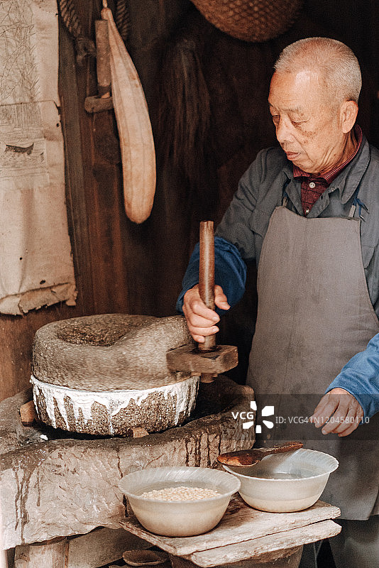 中国老人磨豆腐图片素材