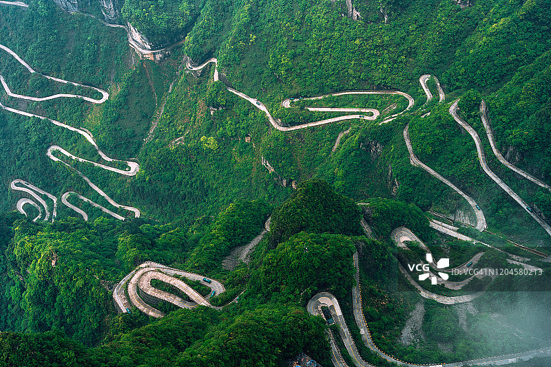 中国湖南省天门山国家公园的蜿蜒道路图片素材