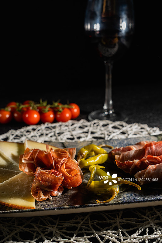 典型的西班牙小吃：伊比利亚火腿和曼彻格奶酪图片素材