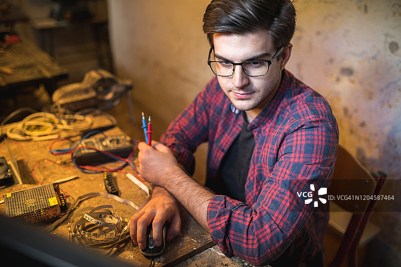 小型企业主在车间使用电脑图片素材