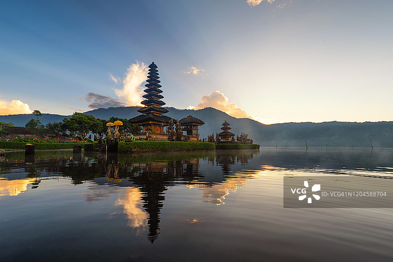 印度尼西亚巴厘岛布拉坦湖上的布拉坦湖水神庙图片素材