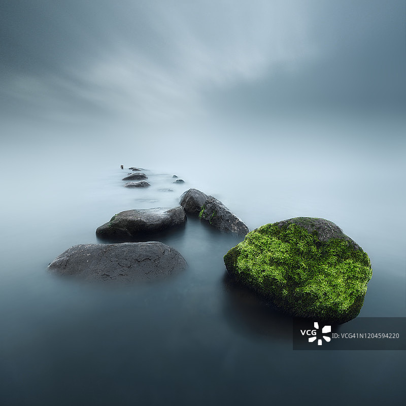 英国北爱尔兰安特里姆郡内伊湖覆盖苔藓的岩石特写图片素材