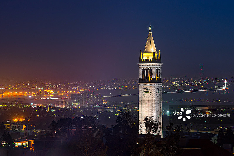 美国加州伯克利分校钟楼和海湾大桥图片素材