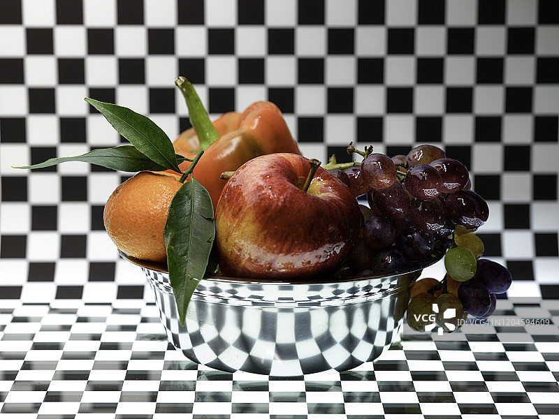 格子背景上的水果碗图片素材