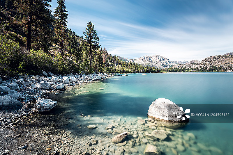 美国加利福尼亚州莫诺县猛犸湖地区的六月湖风光图片素材