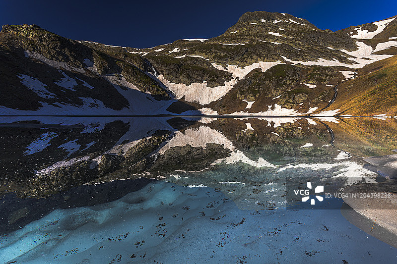 春季里拉山乌尔迪尼湖图片素材