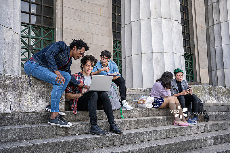 在大学教学楼楼梯上学习的学生们图片素材