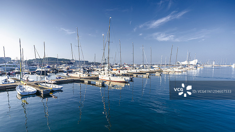 夏季青岛帆船码头图片素材