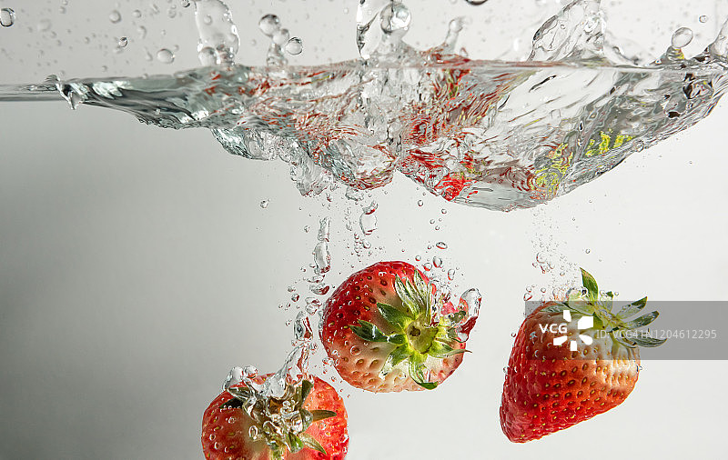 水中的草莓图片素材
