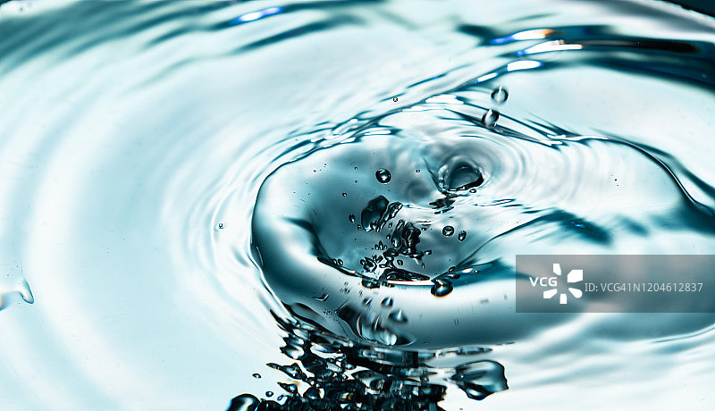 带气泡和水波的水流图片素材