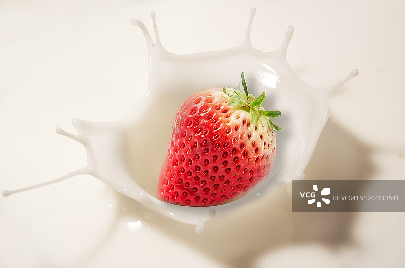 草莓掉入牛奶中图片素材