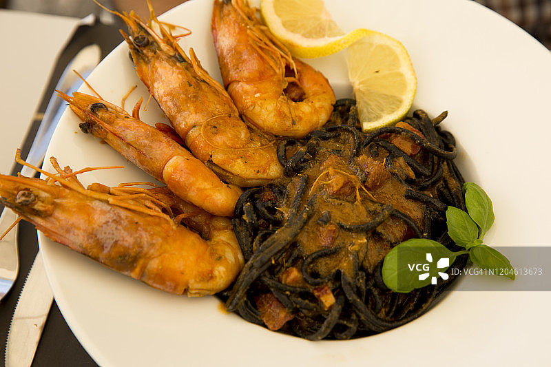 黑意面配虎虾图片素材