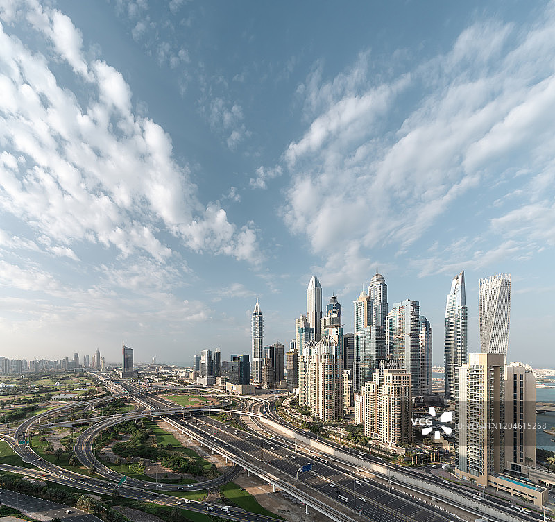 阿联酋迪拜日出时分的城市天际线和摩天大楼高角度景观图片素材