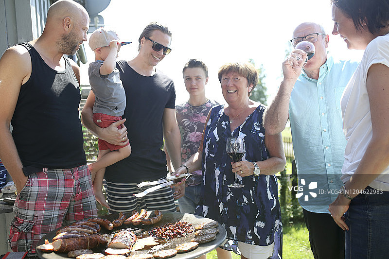 一家人烧烤图片素材
