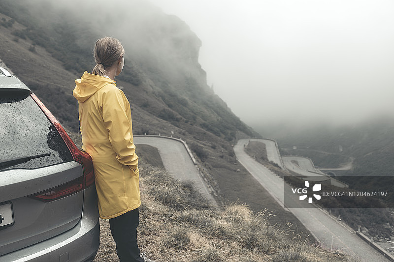 女人看着道路图片素材