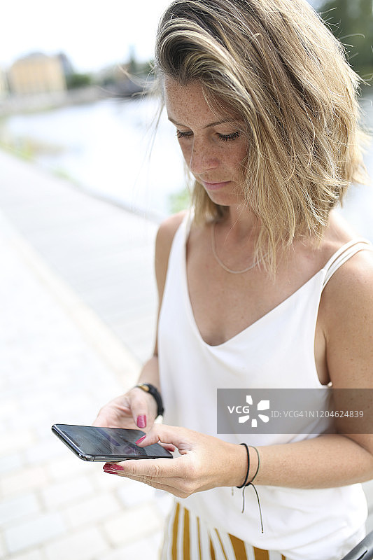 用手机的女人图片素材