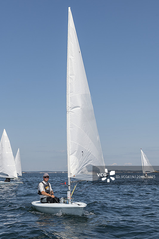 男人在海上航行图片素材