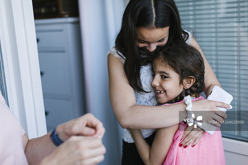 姐妹拥抱图片素材