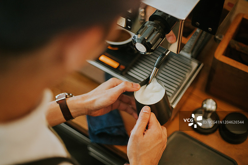 咖啡师制作拿铁咖啡拉花图片素材