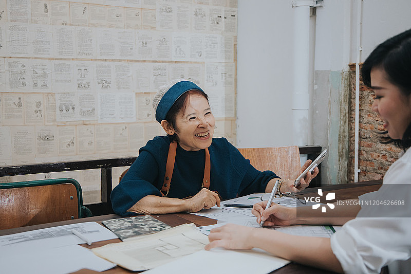 泰国咖啡师与室内设计师交谈图片素材