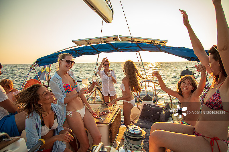 在帆船上聚会的多代船员图片素材