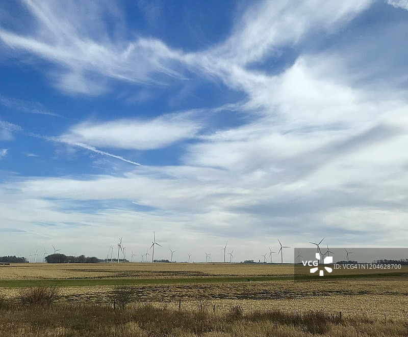 爱荷华州西部的风力涡轮机图片素材