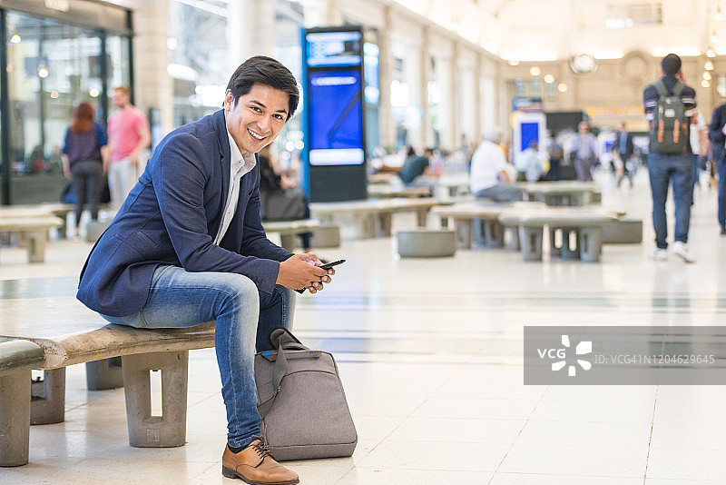 布宜诺斯艾利斯雷蒂罗车站的阿根廷瓜拉尼男人图片素材