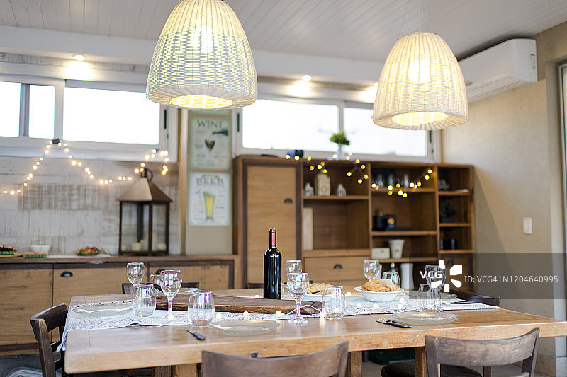 户外烧烤旁的优雅餐桌图片素材